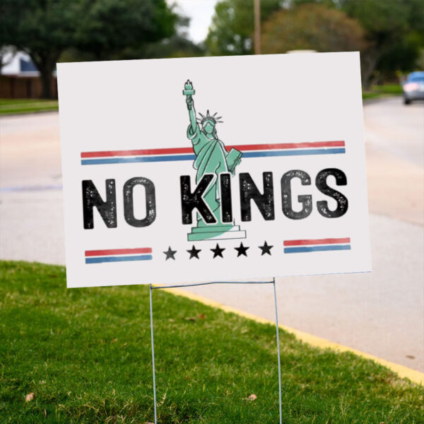 No-Kings-Yard-Sign,-Statue-Of-Liberty-Sign,-No-Kings-In-America-Sign-us