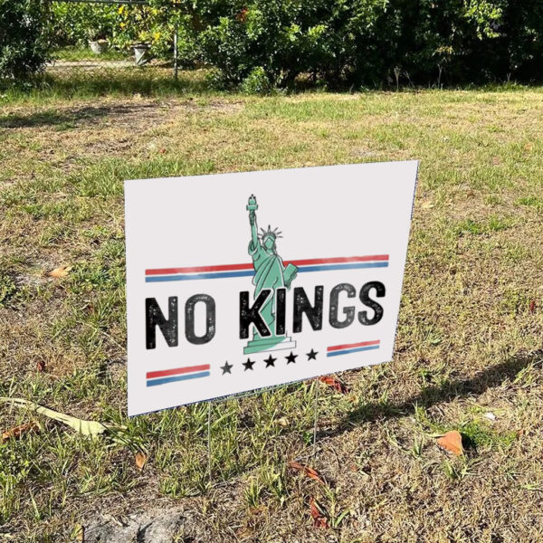 No-Kings-Yard-Sign,-Statue-Of-Liberty-Sign,-No-Kings-In-America-Signs